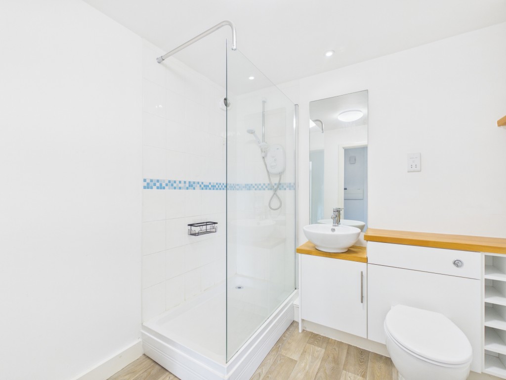 Lot: 85 - MODERN TWO-BEDROOM SECOND FLOOR APARTMENT WITH PARKING - Shower room
